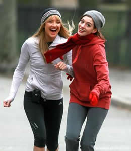 Ejercicios famosas: Anne Hathaway y Kate Hudson Jogging