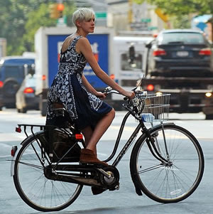 Ejercicios adelgazar: Agyness Deyn bicicleta