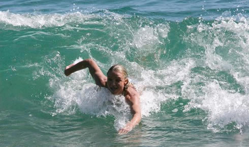 Cameron Diaz surf