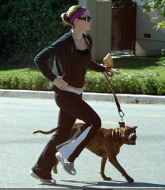 Ejercicios famosas: Jessica Biel jogging con perros