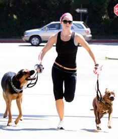 Ejercicios famosas: Jessica Biel jogging con perros